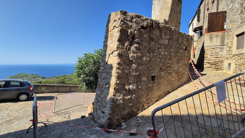 danneggiamento_buca_lombi130825_1