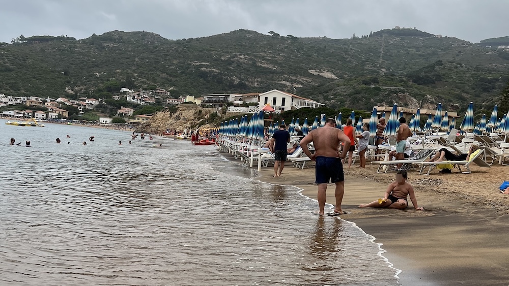 spiaggia isola del giglio campese ombrelloni giglionews